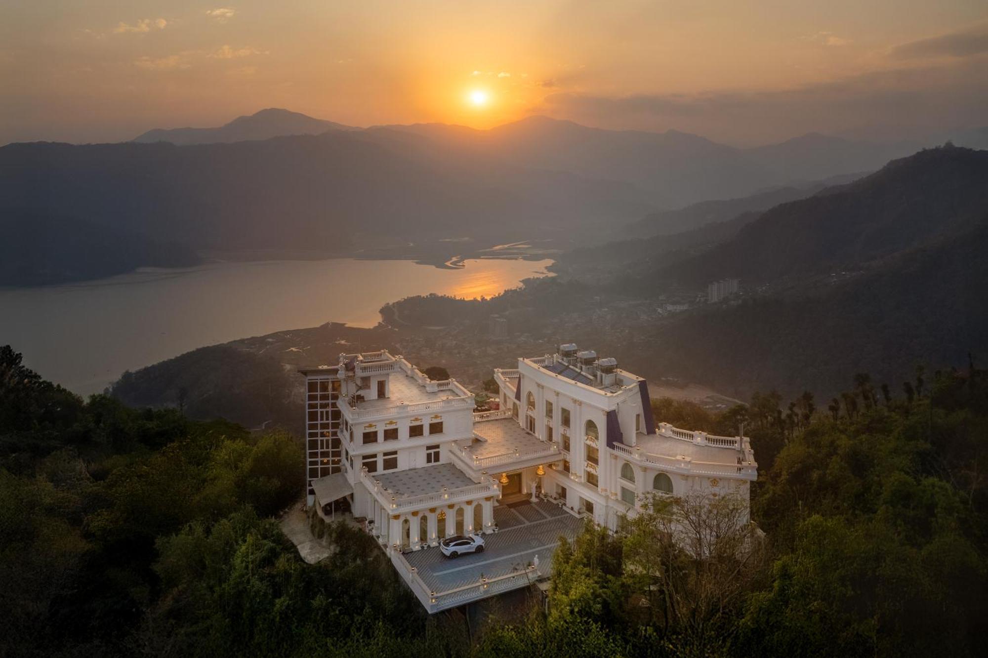Le Glamour Luxury Resort&Wellness Spa Pvt Ltd Pokhara Extérieur photo