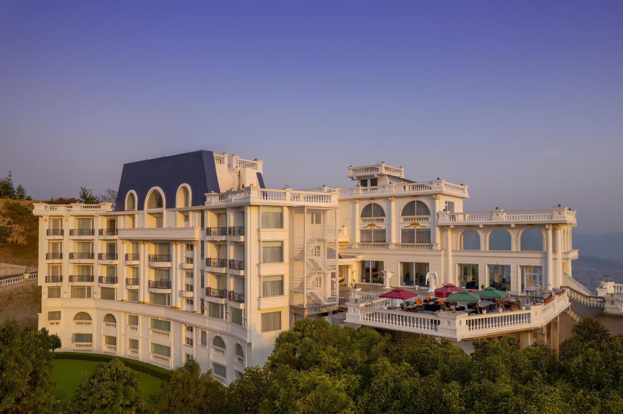 Le Glamour Luxury Resort&Wellness Spa Pvt Ltd Pokhara Extérieur photo